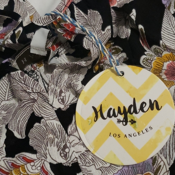 🍁New boutique floral halter top by Hayden - Picture 7 of 8